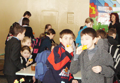 Перекусить на ходу — привычка многих школьников. Фото Ольги Ласточкиной.
