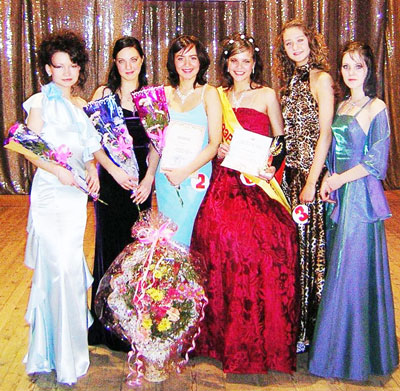 Анжелика Александрова (третья справа) — победительница конкурса “Мисс Аэробика-2006”.