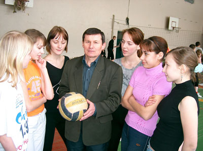 Виталий Михайлов с юными баскетболистками. ФОТО ВАЛЕРИЯ БАКЛАНОВА.