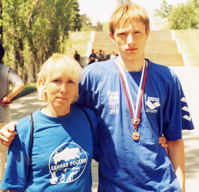 Абсолютный победитель чемпионата Чувашии по плаванию Андрей Тепловский и тренер Ирина Леонтьева. 