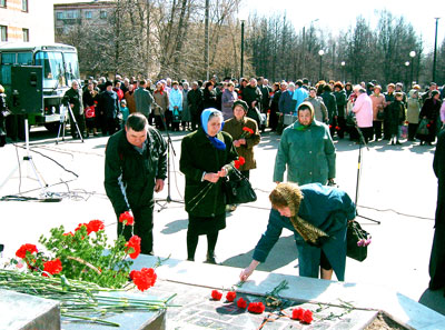 возложение цветов к мемориалу. Фото Валерия Бакланова.