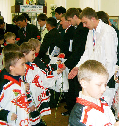 Юные хоккеисты спортшколы поздравляют своих кумиров. ФОТО ВАЛЕРИЯ БАКЛАНОВА. 