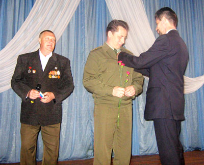 Бывших студентов ЧХМТ представители “Боевого братства” награждали юбилейными медалями.