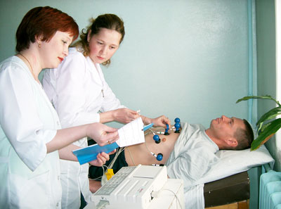 Медсестры Светлана Новикова и Татьяна Алексеева осваивают новый аппарат. Фото Валерия Бакланова.