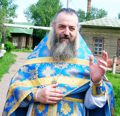Настоятель церкви Иверской иконы Божией Матери (Алатырь) отец Василий. Фото Валерия Бакланова.