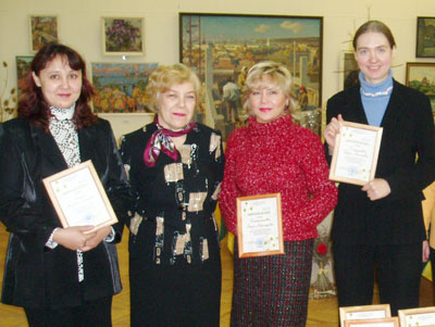 Татьяна боярская (вторая слева) с первыми выпускниками кружка флористики 
