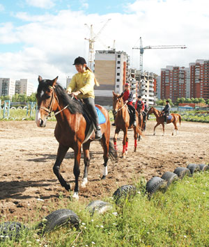 Новостройки обступают конно-спортивную школу. Фото Валерия Бакланова.