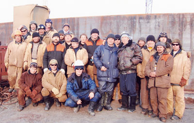 Бригада Геннадия Филиппова (в верхнем ряду справа) прибыла на северную двухмесячную вахту.