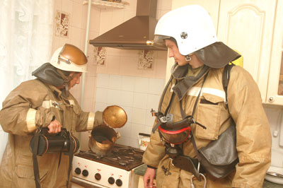 Нередко огнеборцы, прибыв по вызову, бнаруживают подгоревшую пищу на плите. Фото Валерия Бакланова.