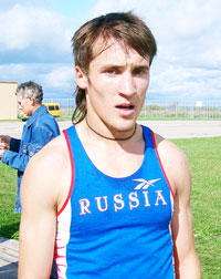 Абсолютный победитель легкоатлетического пробега Юрзакай Николаев. 
