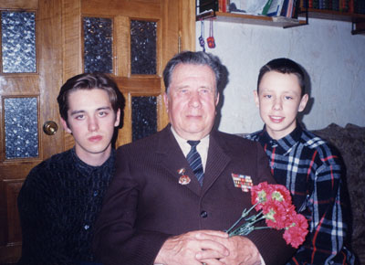 Александр Пантелеевич тюльканов с внуками Сашей и Сережей, 1998 год. 