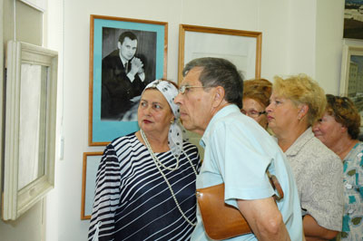 Посетители с интересом рассматривают экспонаты выставки. фото Валерия Бакланова.
