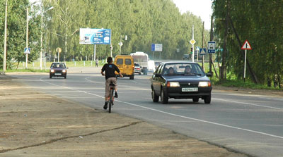 Юный велосипедист на проезжей части не задумывается об опасности. фото валерия бакланова.