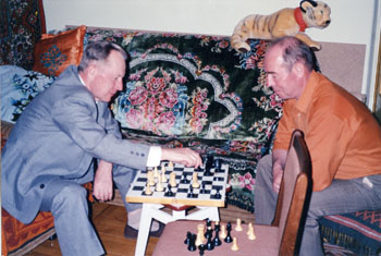 На досуге П.Эндюськин (слева) и С.Данилов с удовольствием играют в шахматы. 