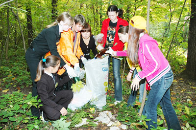  Члены молодежной экологической дружины “Муравейник” с рвением взялись за уборку Ельниковской рощи. Фото Валерия Бакланова.