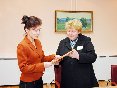 Нина Храмова вручает диплом и памятный подарок представительнице малого бизнеса.  Фото Валерия Бакланова.