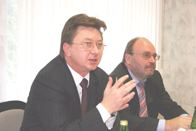 Юрий Шевченко и Михаил Славутин во  время совещания. 