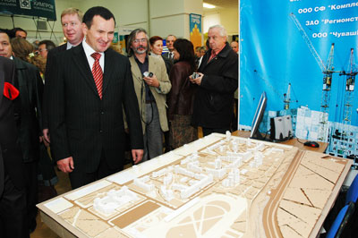Президент ЧР Н.ФЕДОРОВ доволен тем, каким будет новый микрорайон западнее Ельниковской рощи. Фото Валерия Бакланова. 