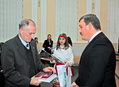 Председатель кабинета Министров ЧР Сергей Гапликов вручает орден Мужества Дмитрию Алямкину. Фото Валерия Бакланова.