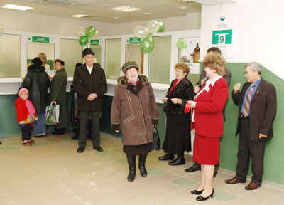В операционном зале в день открытия нового дополнительного офиса. Фото Валерия Бакланова.