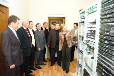 Директор НКТВ Алла Клычкова показывает гостям новое оборудование головной станции 