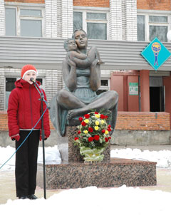 В новочебоксарске теперь тоже есть памятник матери. Фото Валерия Бакланова.