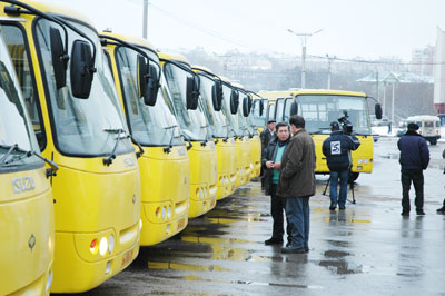 Колонна автобусов перед выездом в Новочебоксарск. Фото Валерия Бакланова.