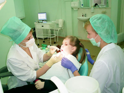 Врач-стоматолог Ольга Борисенко и ассистент Елена Уськова на приеме.