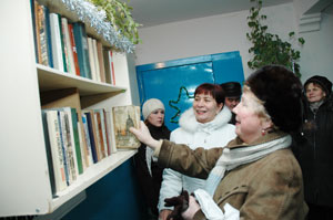 Гости пришли не с пустыми руками, принесли книги для мини-библиотеки шестого подъезда. 