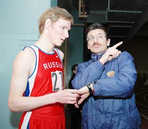 Победитель на 800 метров Артем Арефьев с тренером Борисом Дворниковым. Фото Валерия Бакланова.
