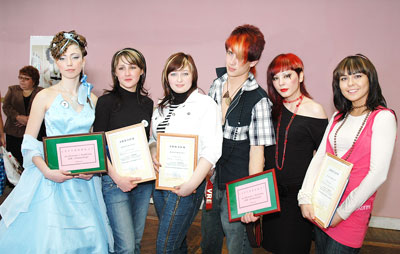 Парикмахеры-победители со своими моделями. Фото Валерия Бакланова.