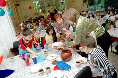 “Положите манной каши с ананасом”, — просили добавки младшие школяры. Фото Валерия Бакланова. 