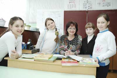 Елена Павловна Пелевина и ее ученицы. Фото Валерия Бакланова.