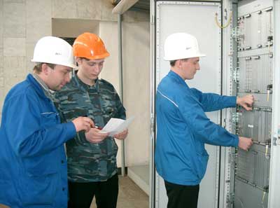 Роман Карташов, Денис Гущин, Алексей Храмов (слева направо) условиями труда в ОАО “Чебоксарская ГЭС” довольны. 