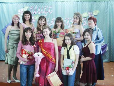 “Мисс Гимназия” Вика Палагушина (в первом ряду вторая слева) c участницами конкурса.