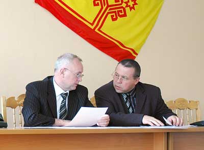 Сергей Белоусов (слева) дает последние указания перед проверкой начальнику ОВД Владимиру Плешкову. Фото Анастасии Григорьевой. 