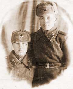 Афанасий Васильев (справа) в 1944 г.