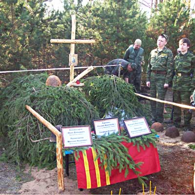 Временное захоронение найденных останков солдат.