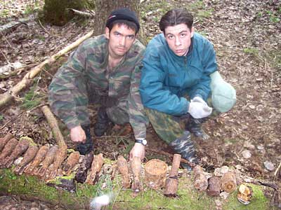 Григорий Зиновьев и Евгений Капустин с арсеналом раскопанных мин и снарядов. 