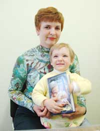 Инна Комиссарова с дочкой и призом от издательства “Крылов”. Фото Анастасии ГРИГОРЬЕВОЙ.  