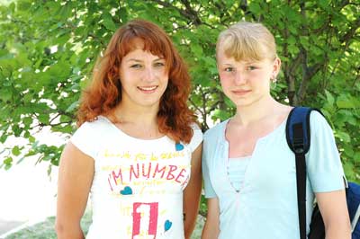 Юные пловчихи Ольга Витвицкая (слева) и Юлия Захарутина. Фото Валерия Бакланова.