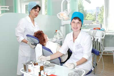 Лучший врач-стоматолог Елена Прокопьева и медсестра Светлана Чобайкина. Фото Валерия Бакланова.