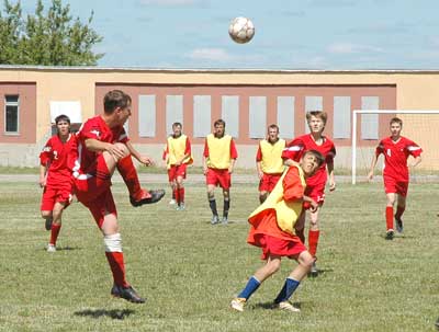 Играют школьные команды Новочебоксарска (в белой форме и Чебоксар. Фото Валерия БАКЛАНОВА.
