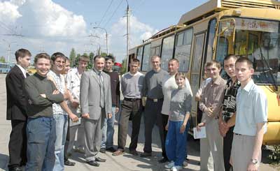 Директор МУП троллейбусного транспорта Василий Кочетов (в центре) уверен, что молодая смена не подведет. Фото Валерия Бакланова. 