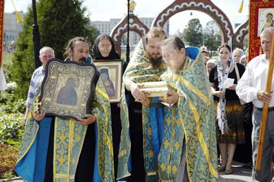 Священники Собора Со святынями. Фото Валерия Бакланова.