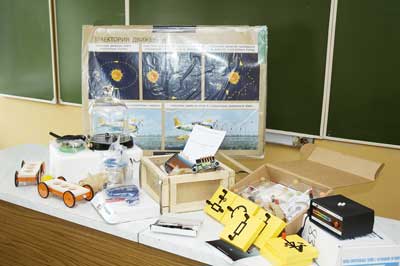 Это лишь часть “богатств”, поступивших в кабинеты физики школ № 2, 11, 20. Фото Валерия Бакланова.