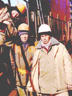 Геннадий Филиппов (справа) с товарищами на строительстве в Варандее. 