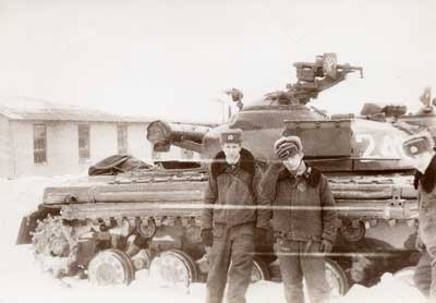 У командирского танка лейтенант в.николаев (справа) с ротным.