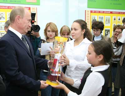 Владимир Путин в Тренькасинской средней общеобразовательной школе.