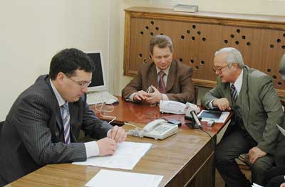 Разговор с горожанами ведут Иван Моторин, Валерий Андреев, Сергей Банюк. Фото Валерия Бакланова.